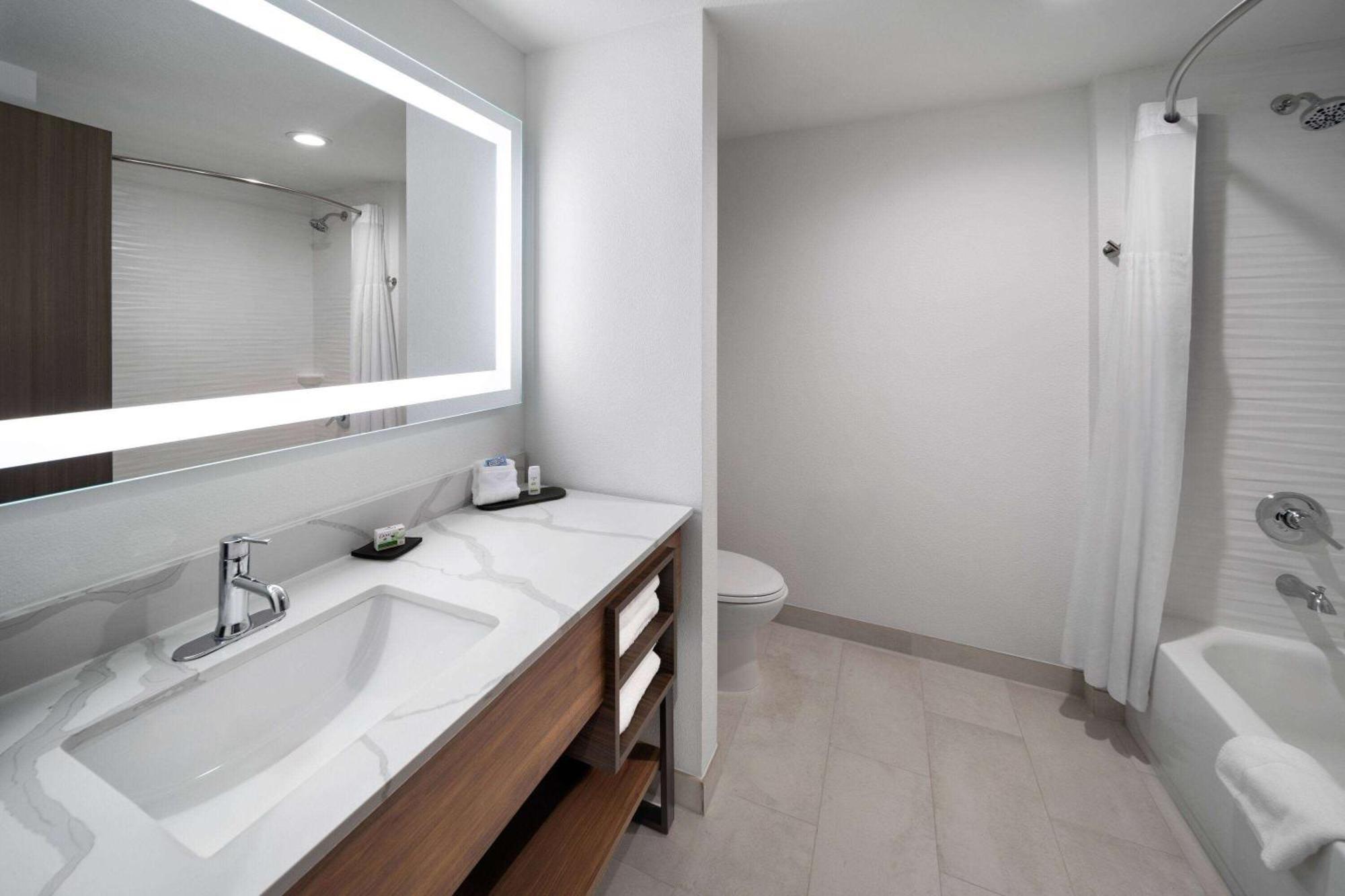 La Quinta Inn & Suites By Wyndham San Antonio At The Rim ภายนอก รูปภาพ