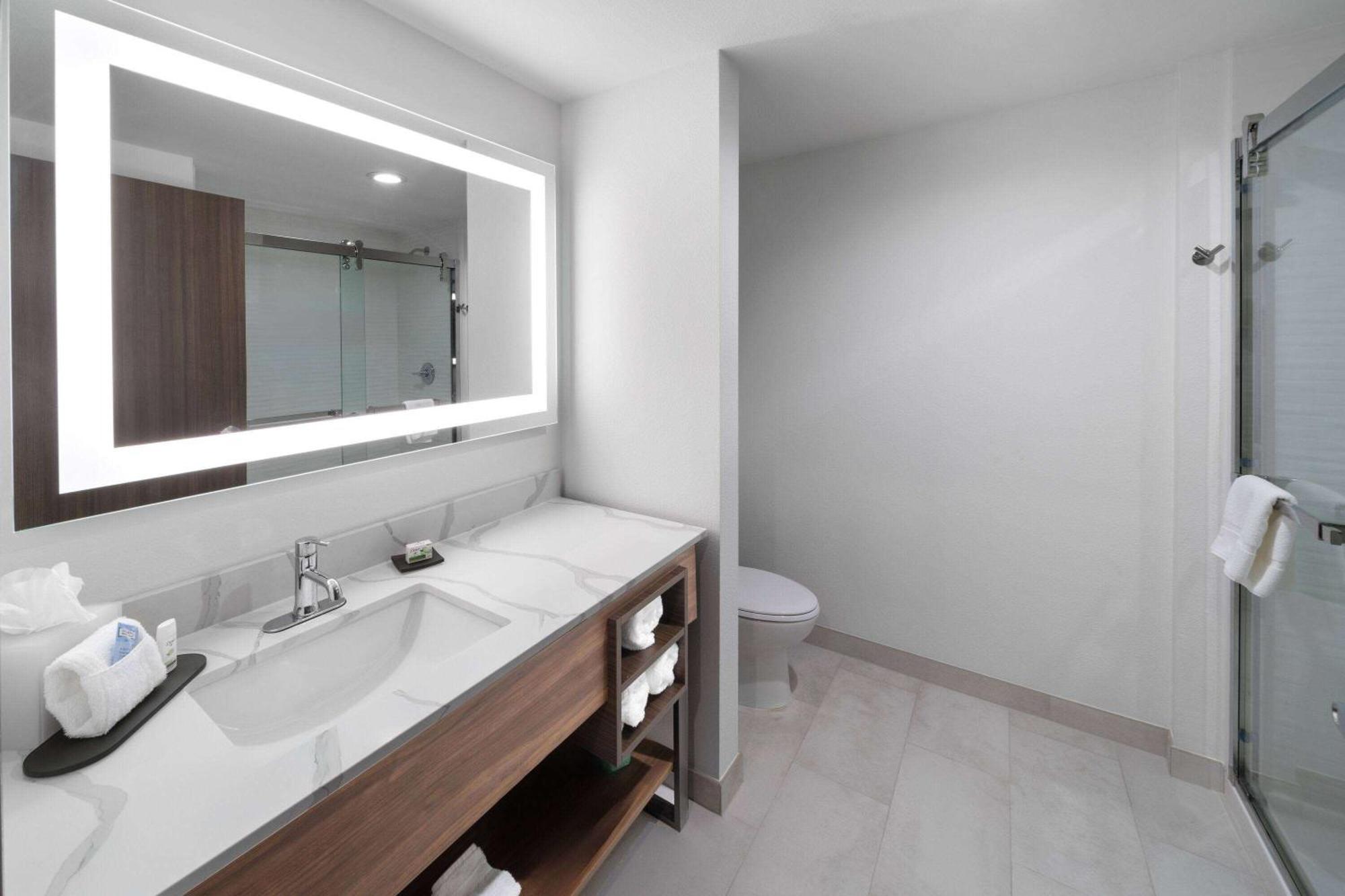 La Quinta Inn & Suites By Wyndham San Antonio At The Rim ภายนอก รูปภาพ