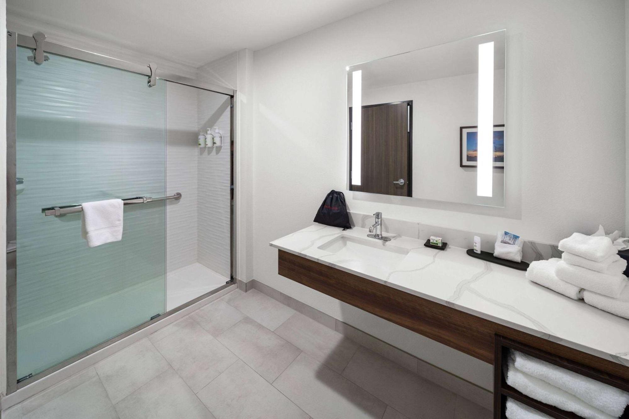 La Quinta Inn & Suites By Wyndham San Antonio At The Rim ภายนอก รูปภาพ