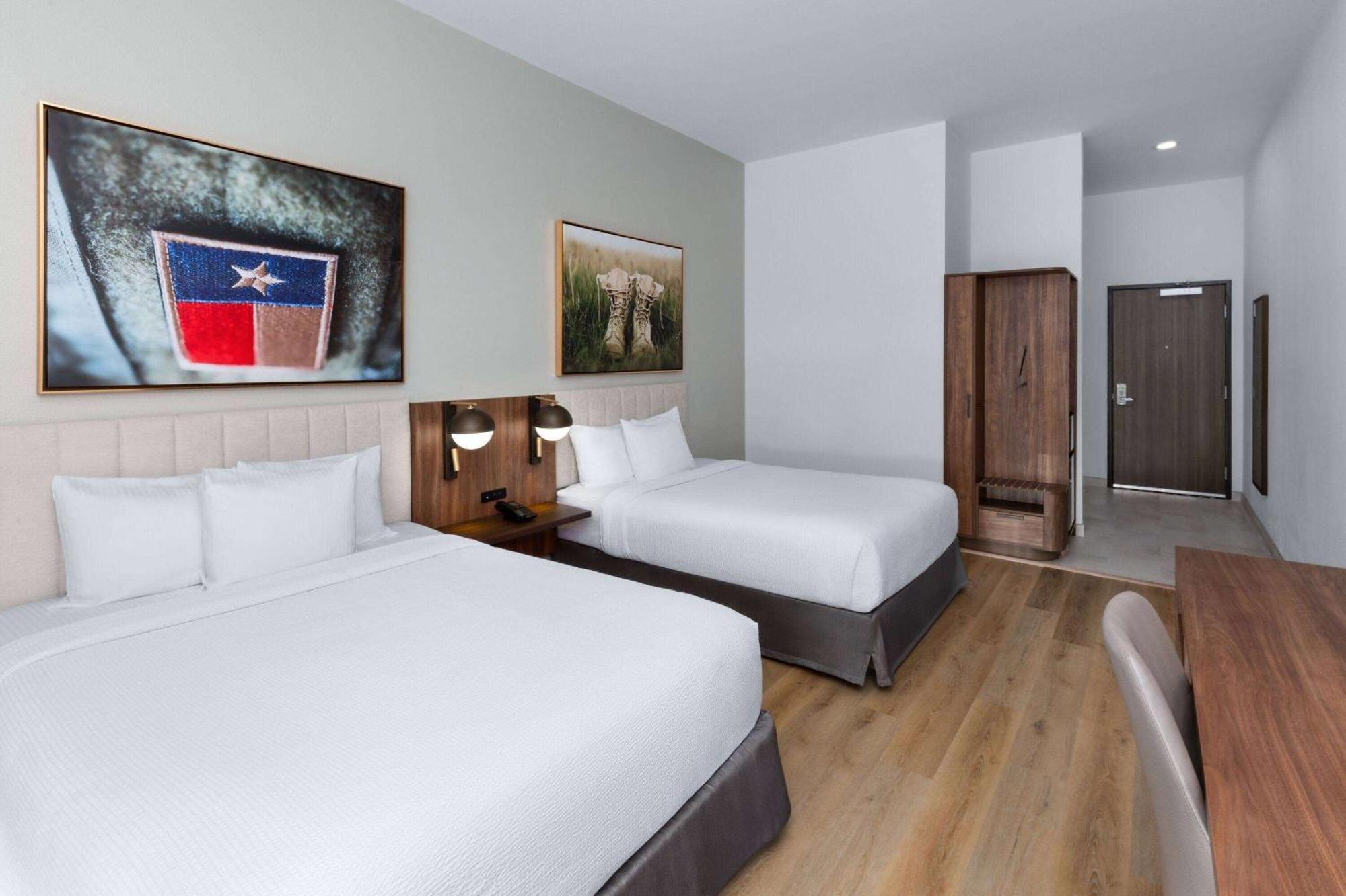 La Quinta Inn & Suites By Wyndham San Antonio At The Rim ภายนอก รูปภาพ