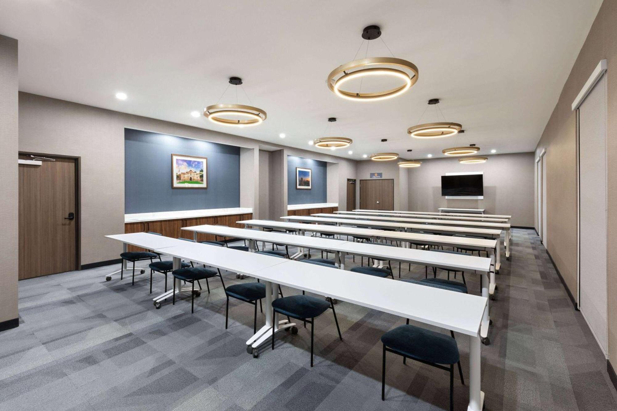 La Quinta Inn & Suites By Wyndham San Antonio At The Rim ภายนอก รูปภาพ