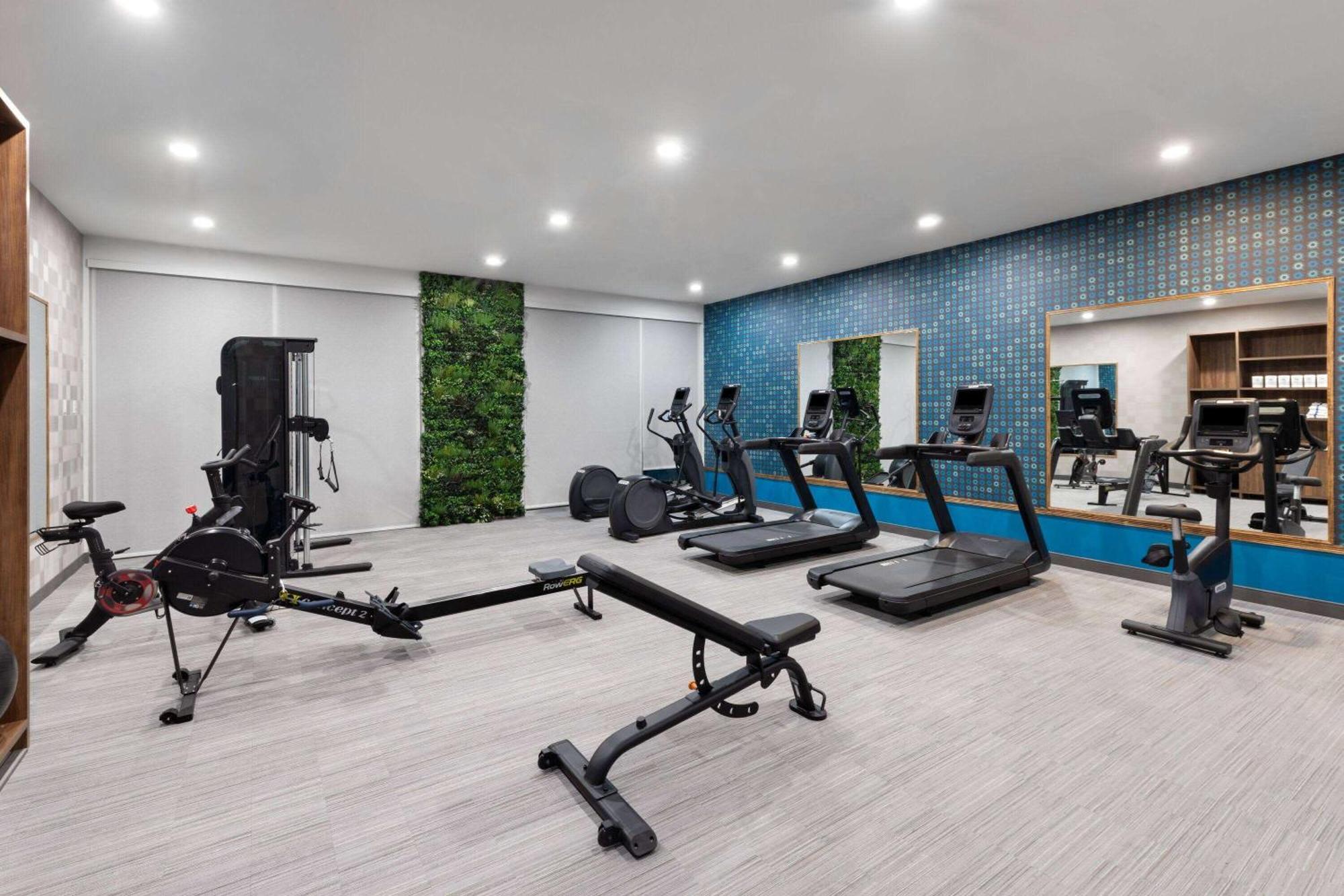 La Quinta Inn & Suites By Wyndham San Antonio At The Rim ภายนอก รูปภาพ