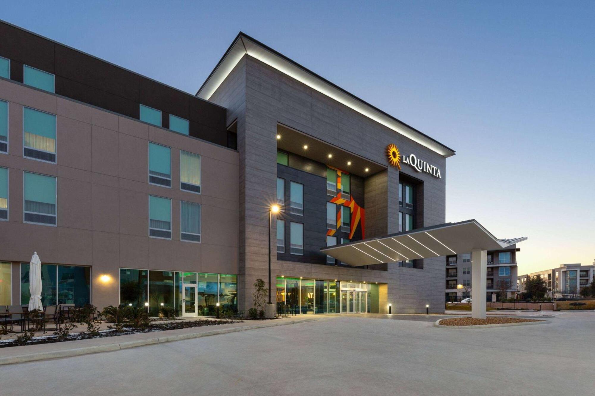 La Quinta Inn & Suites By Wyndham San Antonio At The Rim ภายนอก รูปภาพ