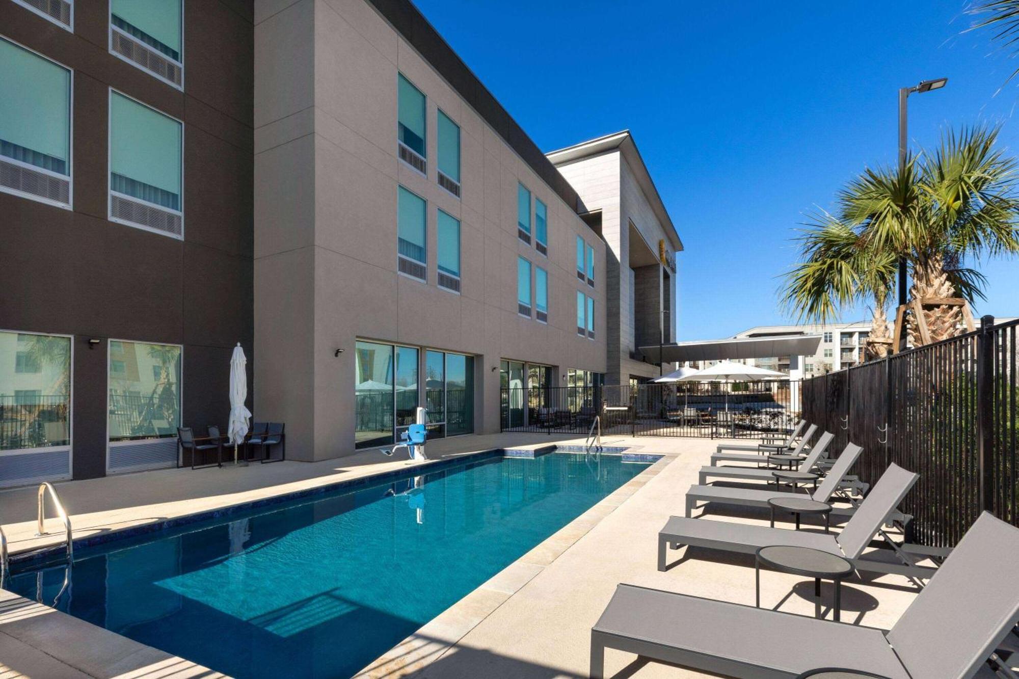 La Quinta Inn & Suites By Wyndham San Antonio At The Rim ภายนอก รูปภาพ